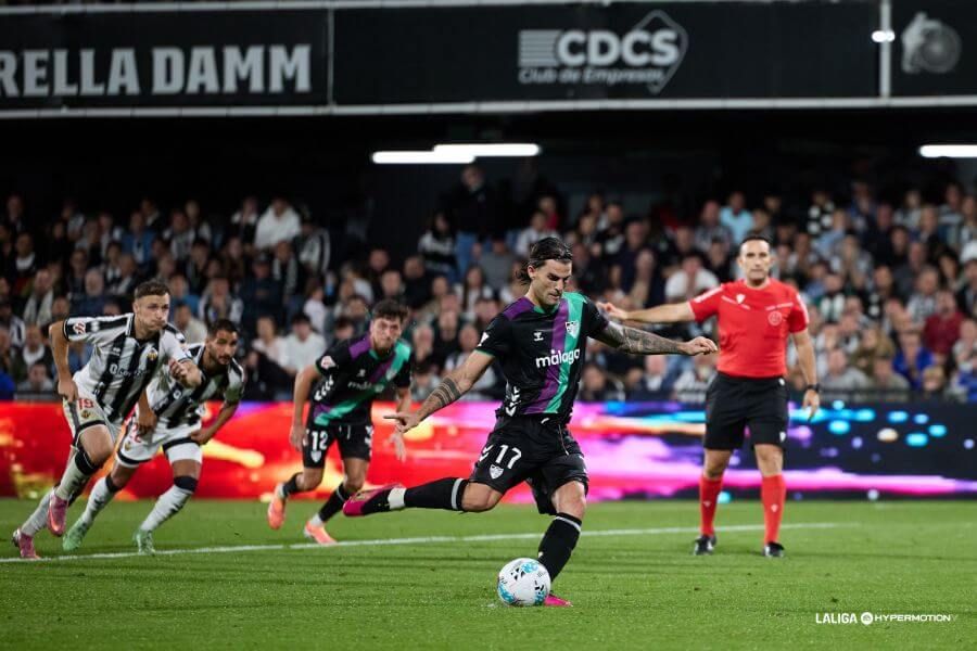 Eneko Jauregi lanza el penalti en Castalia.