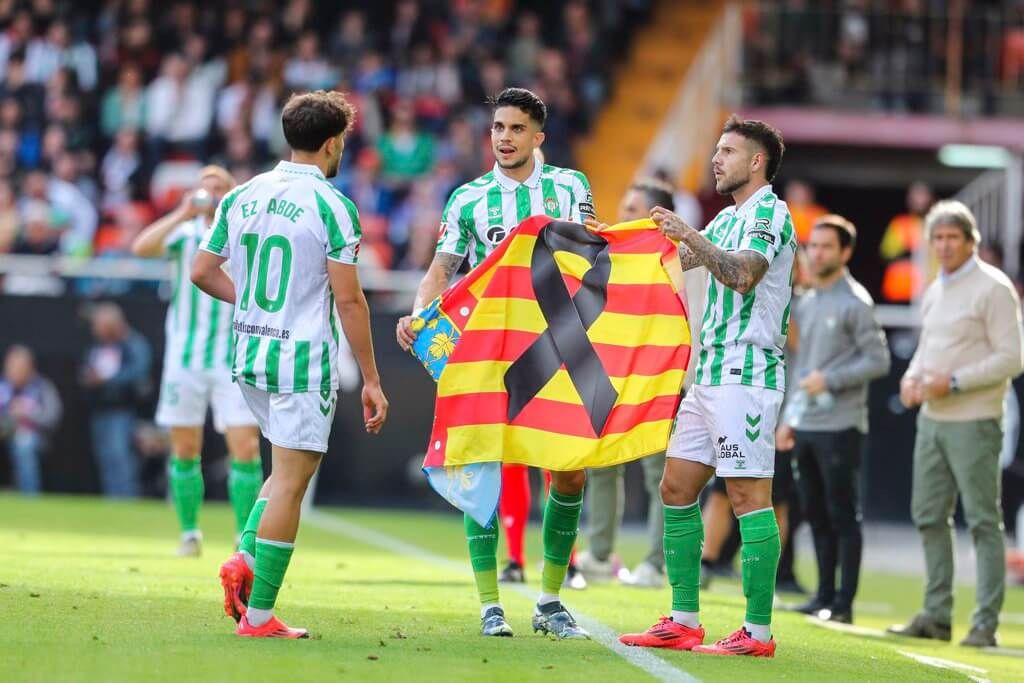  El Betis homenajea a las víctimas de la DANA en Mestalla