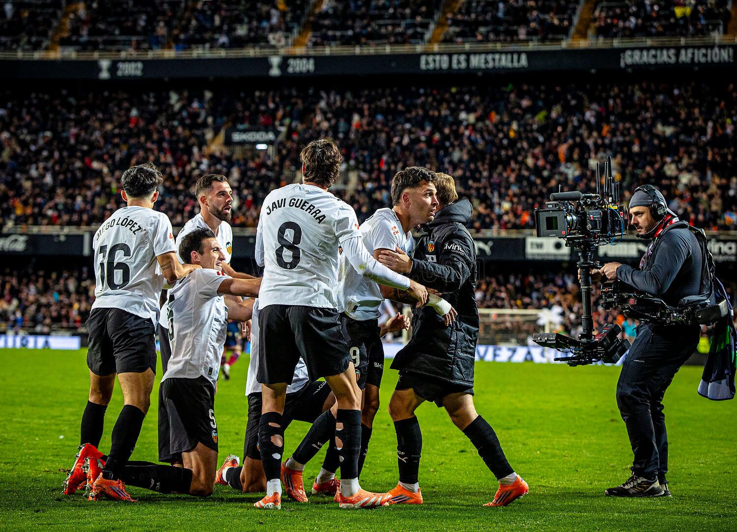  El equipo alucina con el gol de Hugo Duro