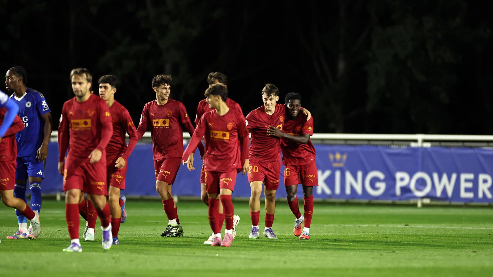  El VCF Mestalla celebra un gol