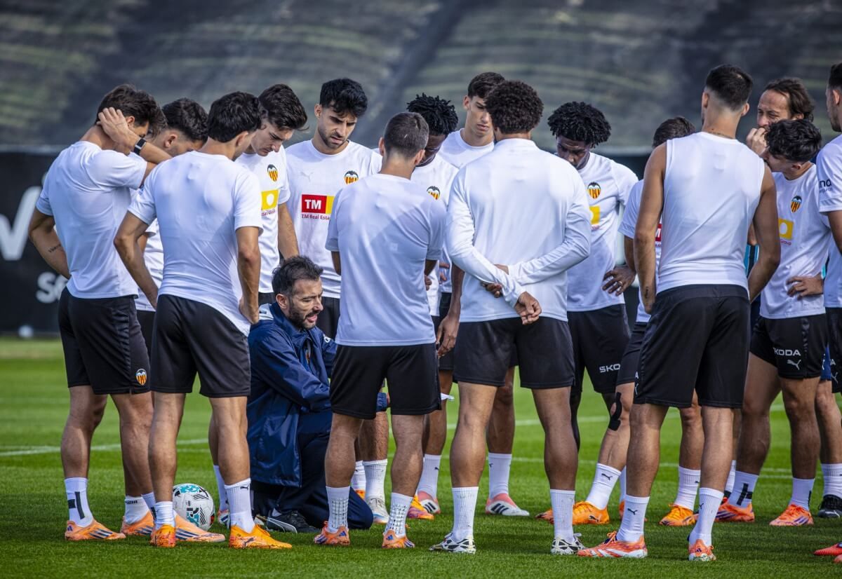  Carlos Corberán en el entrenamiento del Valencia CF