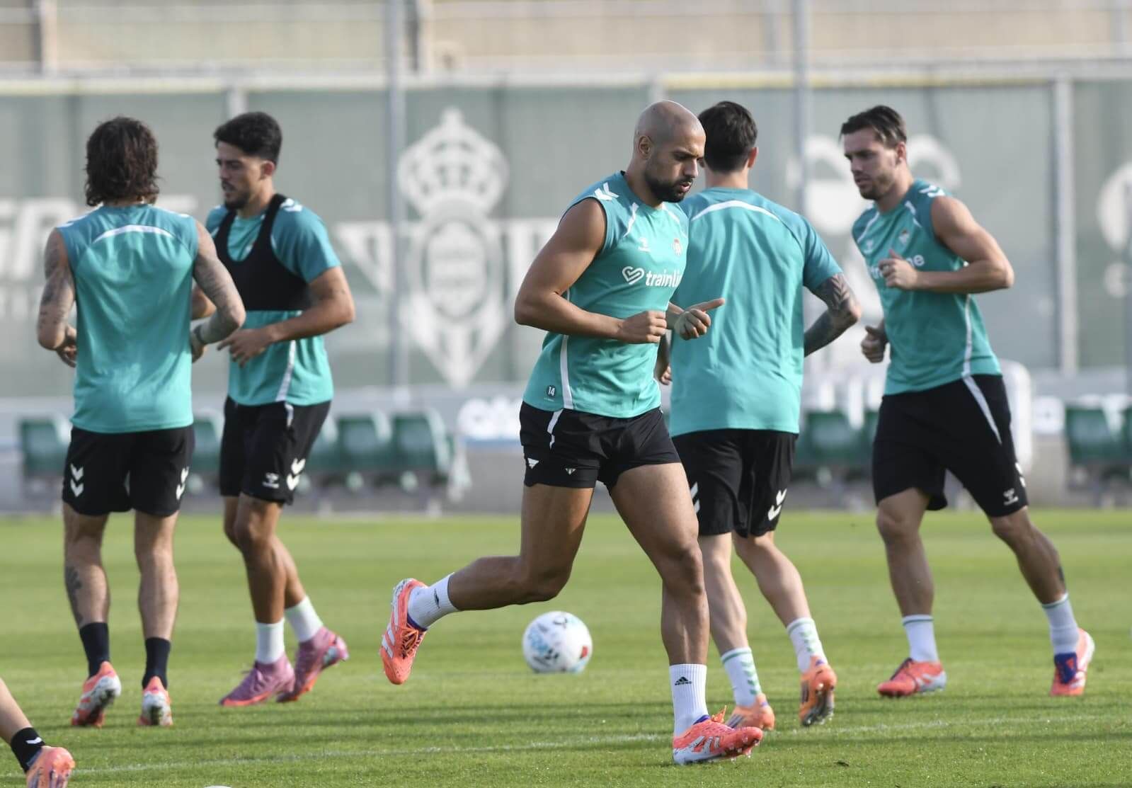  Amrabat, en el entrenamiento de este jueves.