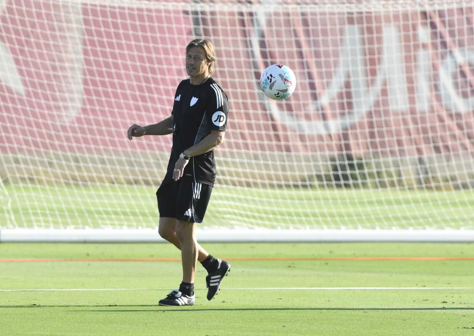  Matías Almeyda, entrenando con el Sevilla.