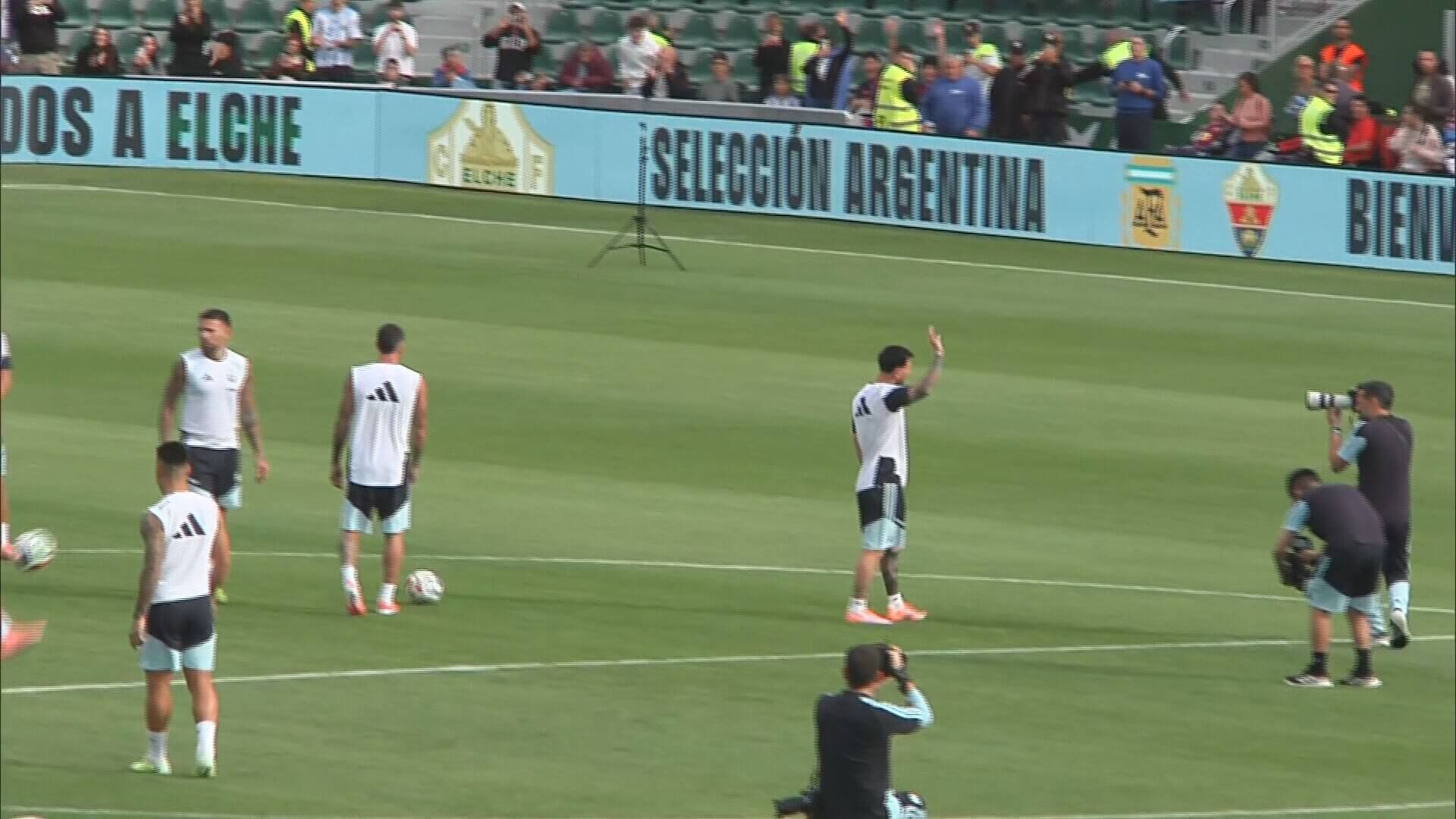 Leo Messi saludando a los aficionados en el Martínez Valero (Fuente: ElDesmarque)