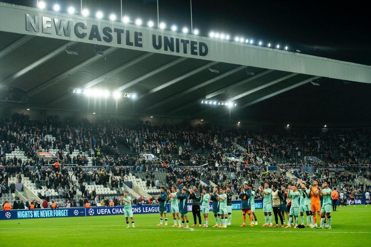 El aplauso a la afición que fue hasta Newcastle en la Champions League.
