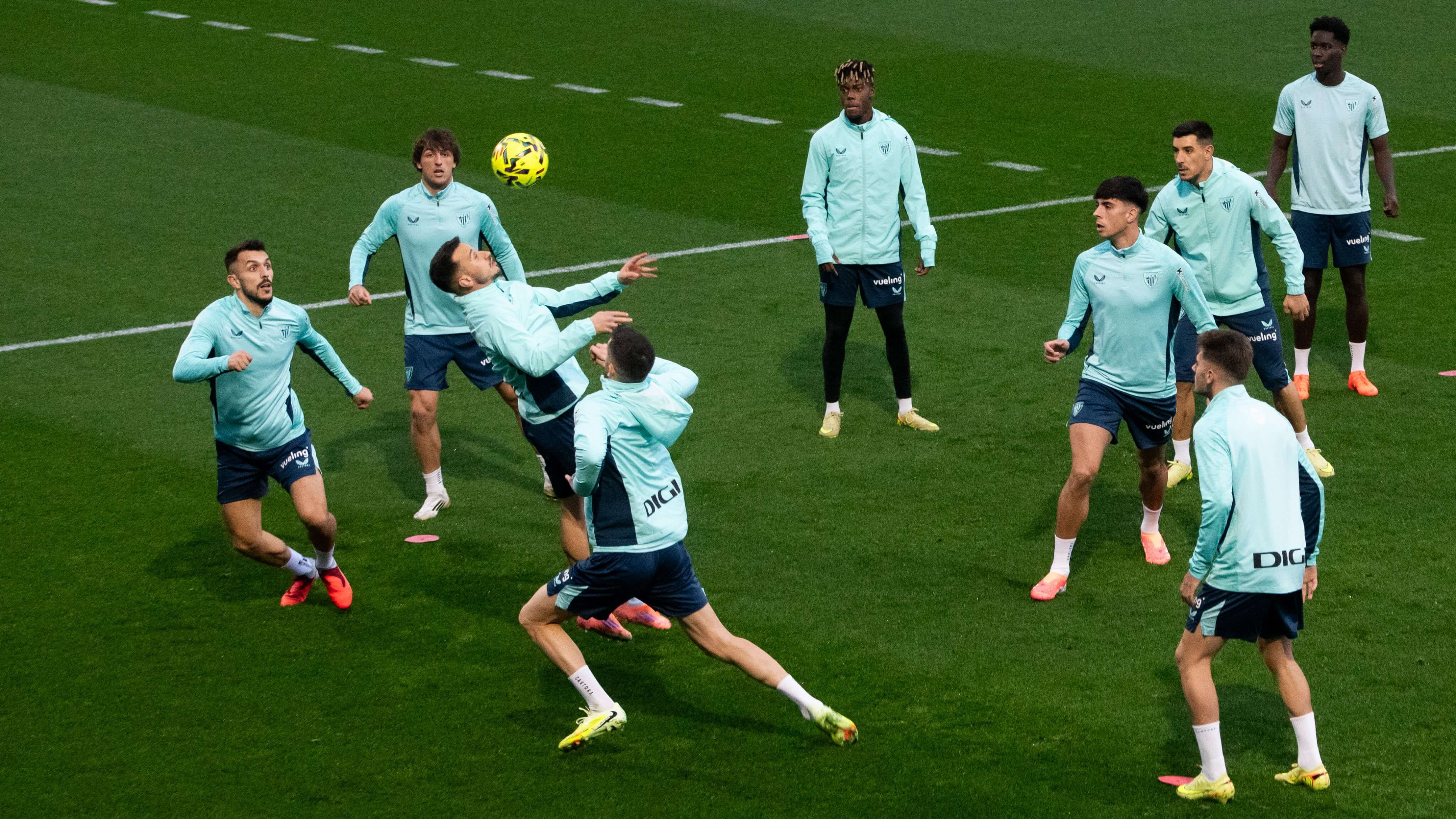 El equipo vizcaíno se esfuerza en un entrenamiento en Lezama.