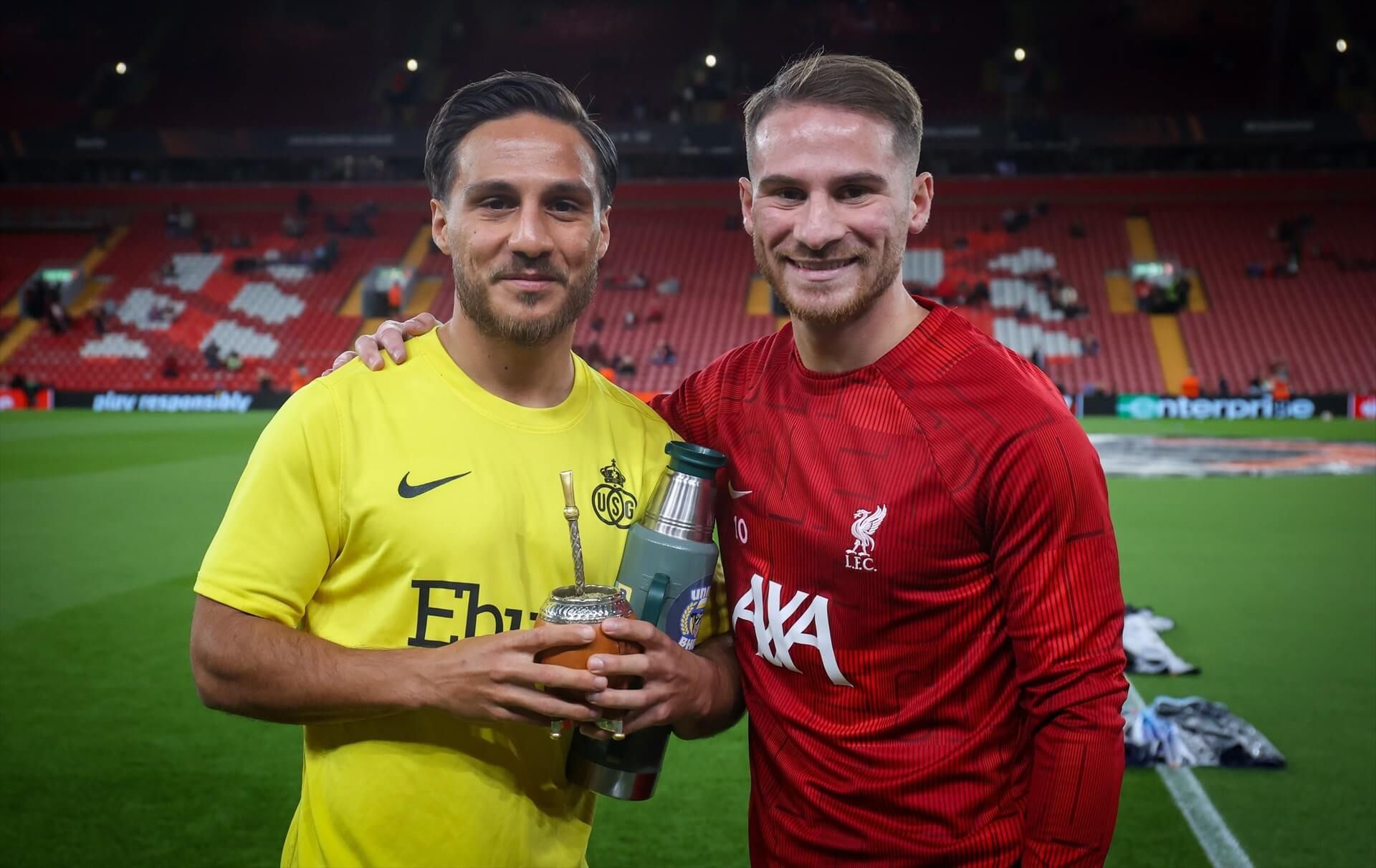  Kevin y Alex Mac Allister en un partido en la Europa League
