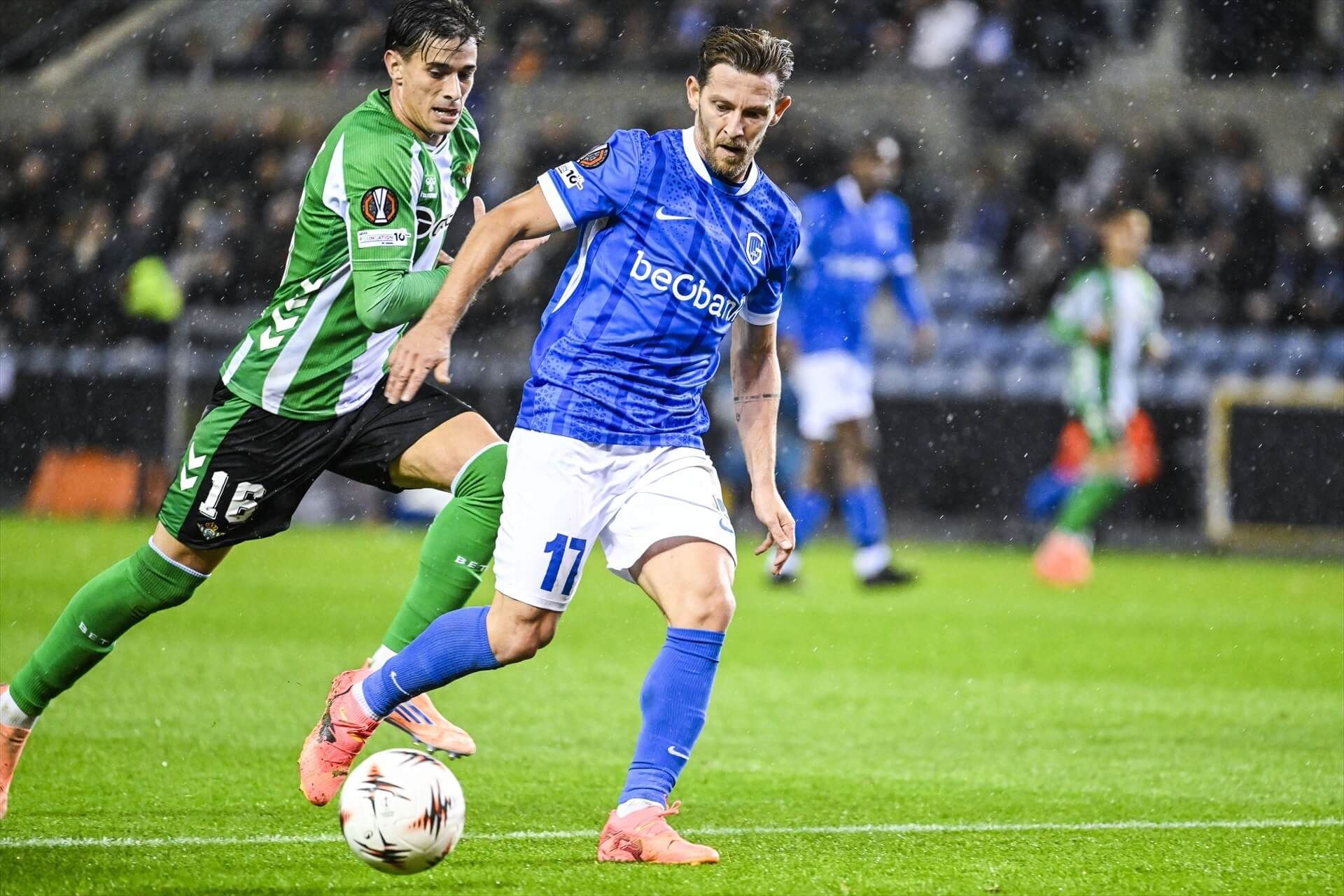  Valentín Gómez, ante el Genk.