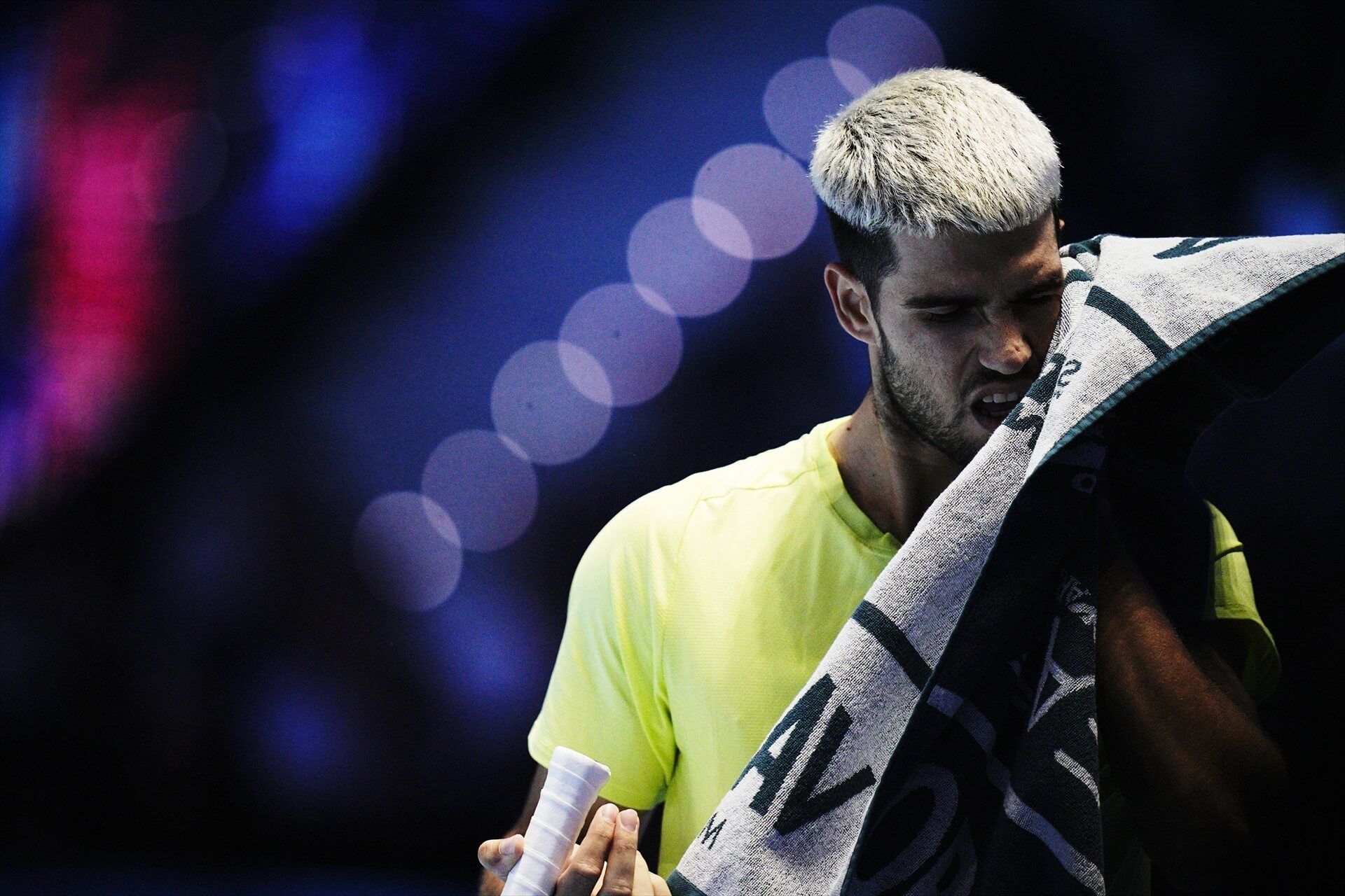 Carlos Alcaraz se lamenta tras perder un punto ante Jannik Sinner.