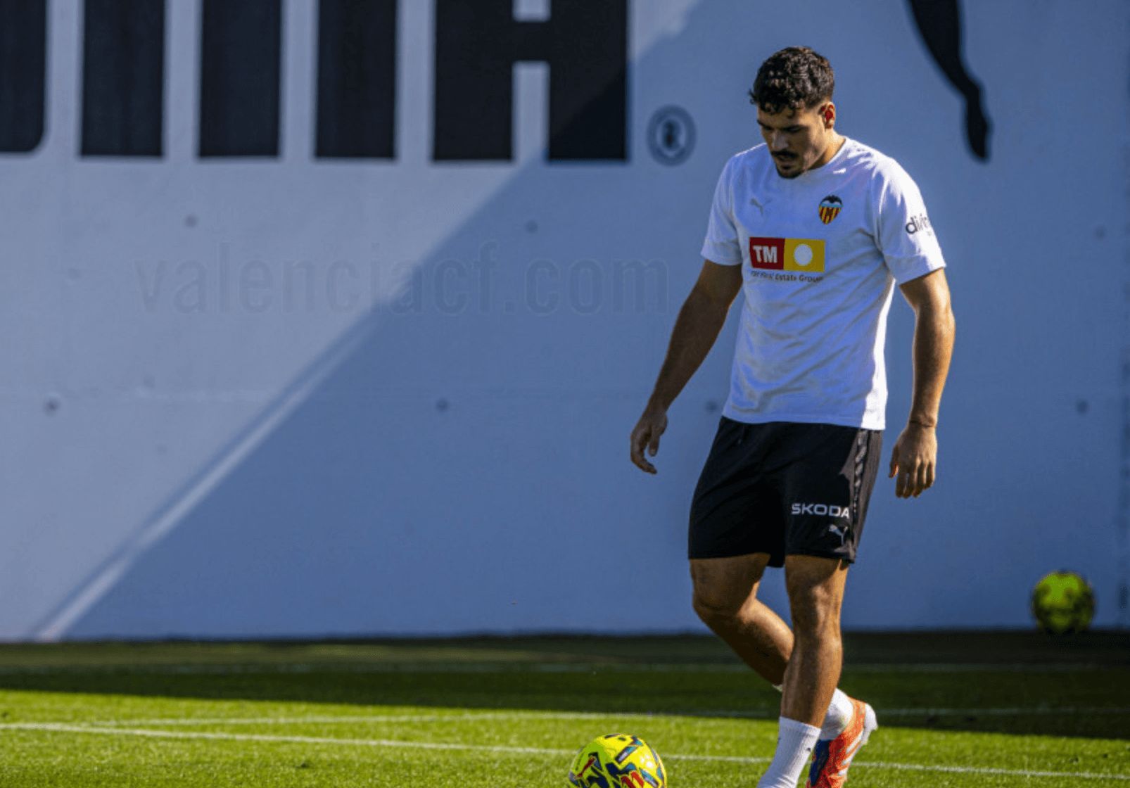  Filip Ugrinic toca balón pero no tiene el alta