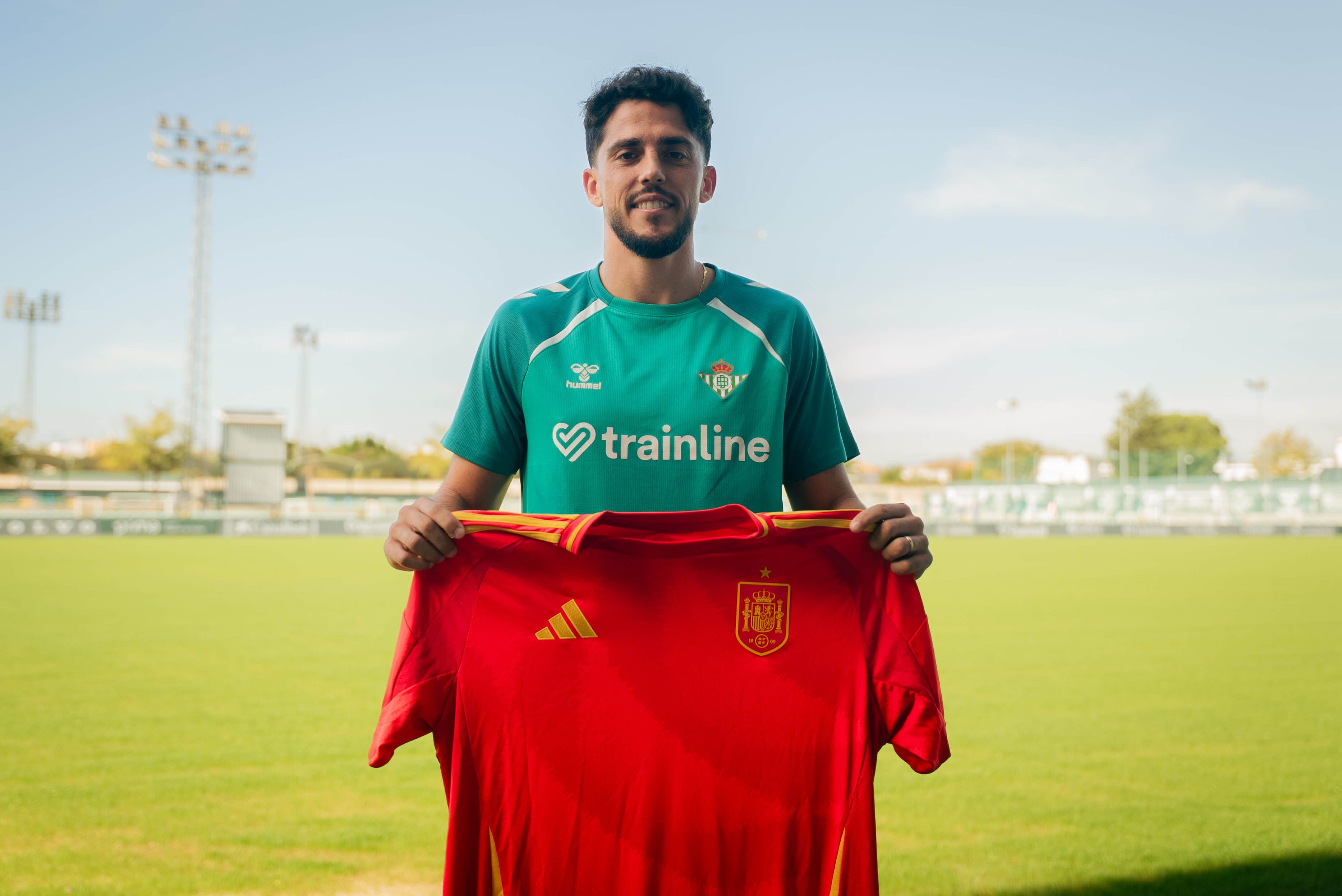 Pablo Fornals posa con la camiseta de la Selección.