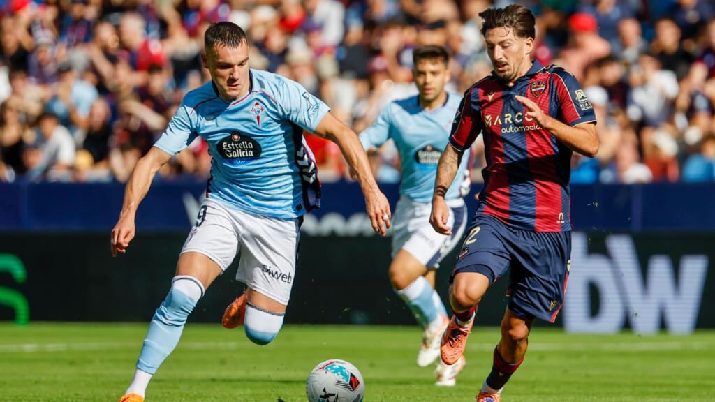 Unai Vencedor, ante Ferran Jutglà en el Levante-Celta.