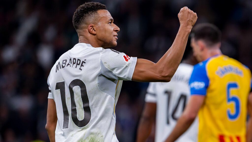  Kylian Mbappé celebrando con el puño frente al Valencia (Cordon Press)