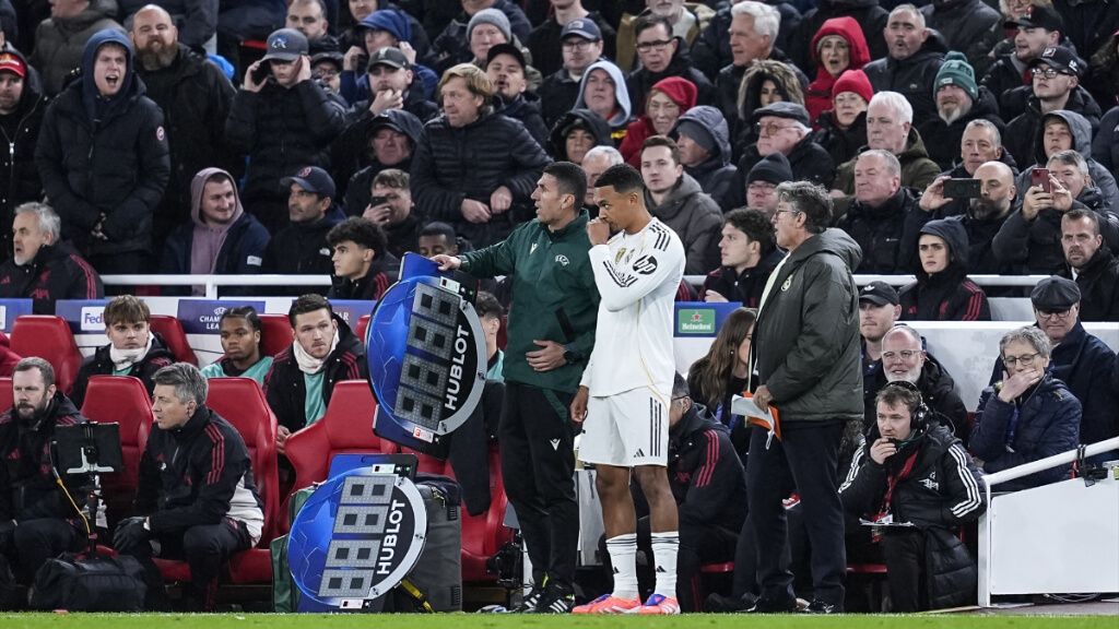  Trent Alexander-Arnold antes de salir al terreno de juego en Anfield