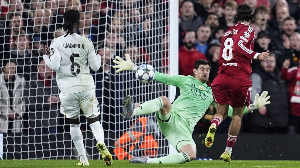  Thibaut Courtois para un chut de Szoboslai en Champions