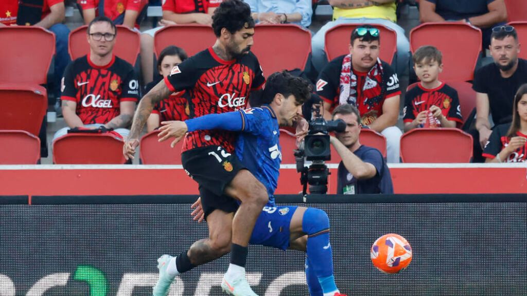  Samú Costa y Mauro Arambarri, en el Mallorca-Getafe de la temporada 24/25.