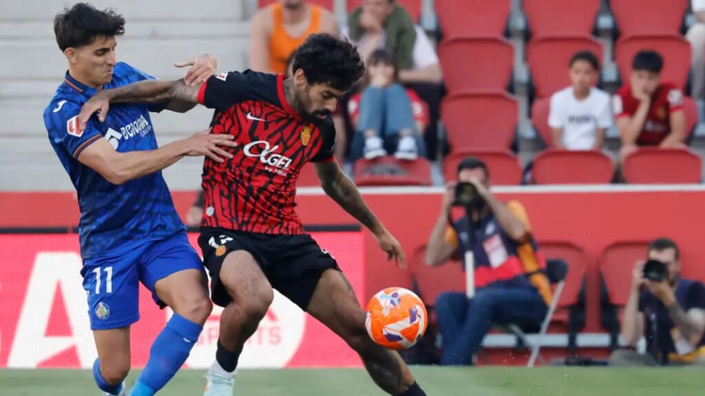  Samú Costa y Ramón Terrats, en el Mallorca-Getafe de la temporada 24/25.