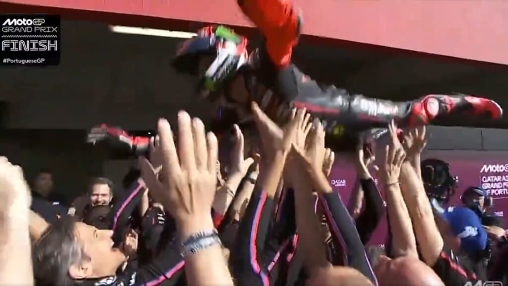 Marco Bezzecchi, celebrando su victoria en Portimao con su equipo.