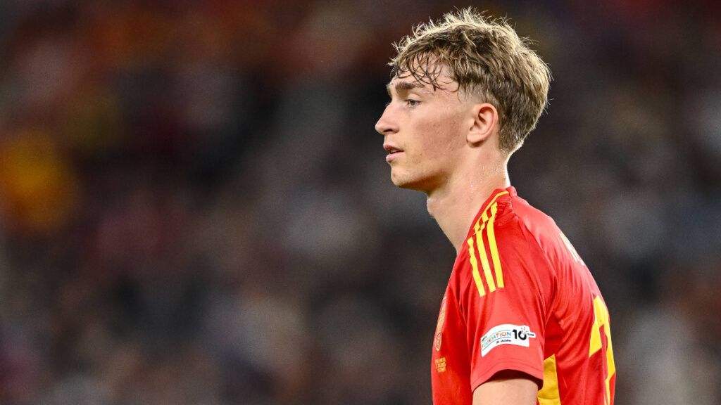  Dean Huijsen en un partido con España