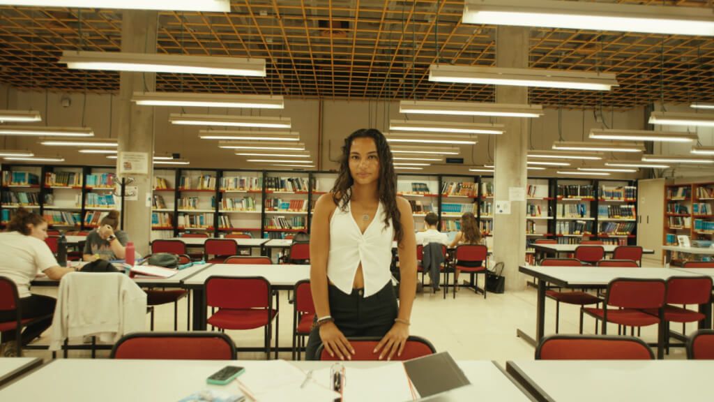 Atxa Delgado en la escuela estudiando (NFL)