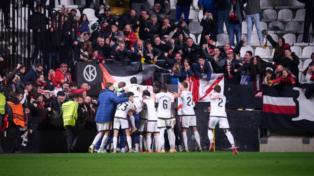  El Rayo Vallecano celebrando en Conference League (Cordon Press)