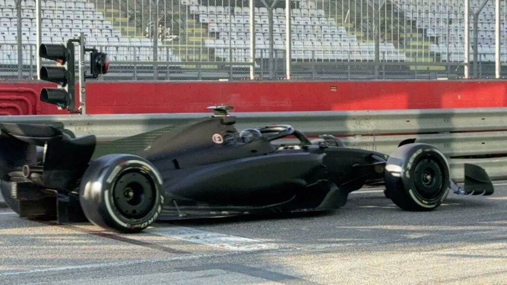  Checo Pérez, con un Ferrari SF-23 en Imola.