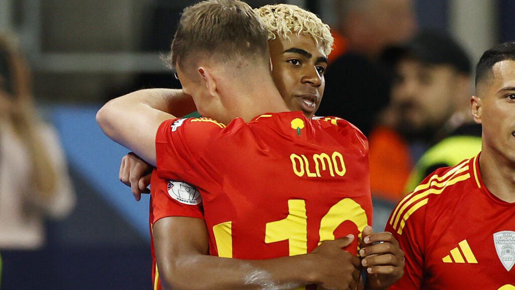 Dani Olmo abrazando a Lamine Yamal (Cordon Press)