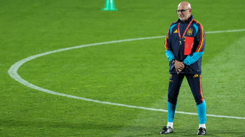  Luis de la Fuente observando un entreno de la Selección Española de fútbol (Europa Press)