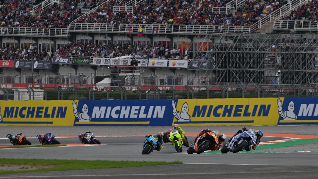  Álex Márquez, liderando la 'sprint' de Valencia.