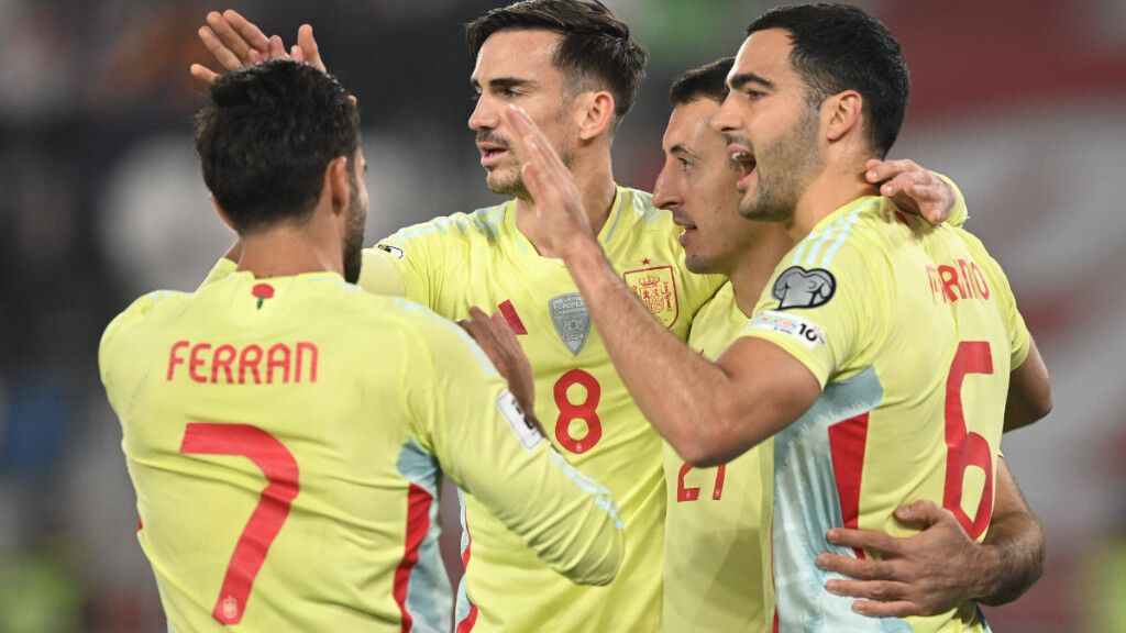  Ferran celebra el tanto junto a Merino, Fabián y Oyarzabal