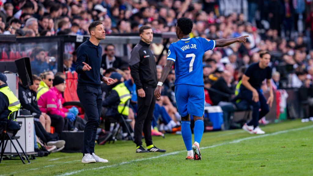  Xabi Alonso y Vinicius en el partido contra el Rayo Vallecano (Cordon Press)