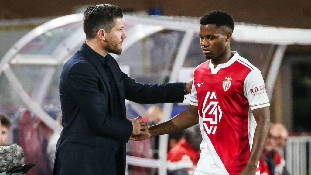 Ansu Fati saluda a Sébastien Pocognoli durante un partido con el Mónaco (foto: Cordon Press).