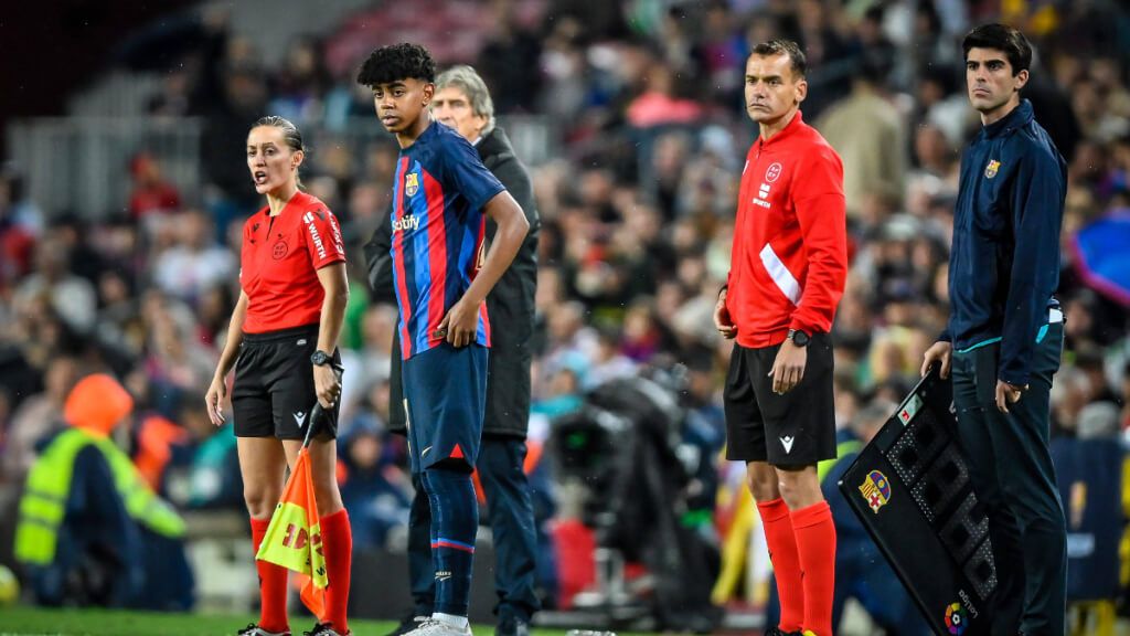 Lamine Yamal debutó con el Barcelona en el Camp Nou ante el Betis.