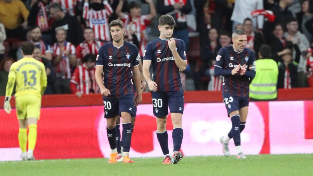 El Éibar jugando contra el Sporting (Cordon Press)