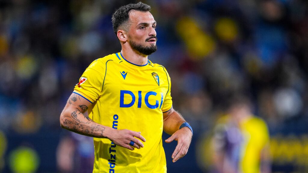 Iuri Tabatadze jugando con el Cádiz (Europa Press)