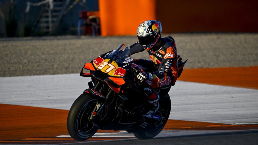  Pedro Acosta, durante los test en Valencia.