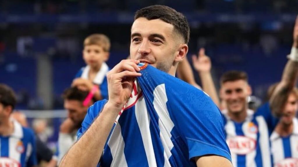 Joan García besando el escudo del Espanyol (Redes Sociales)