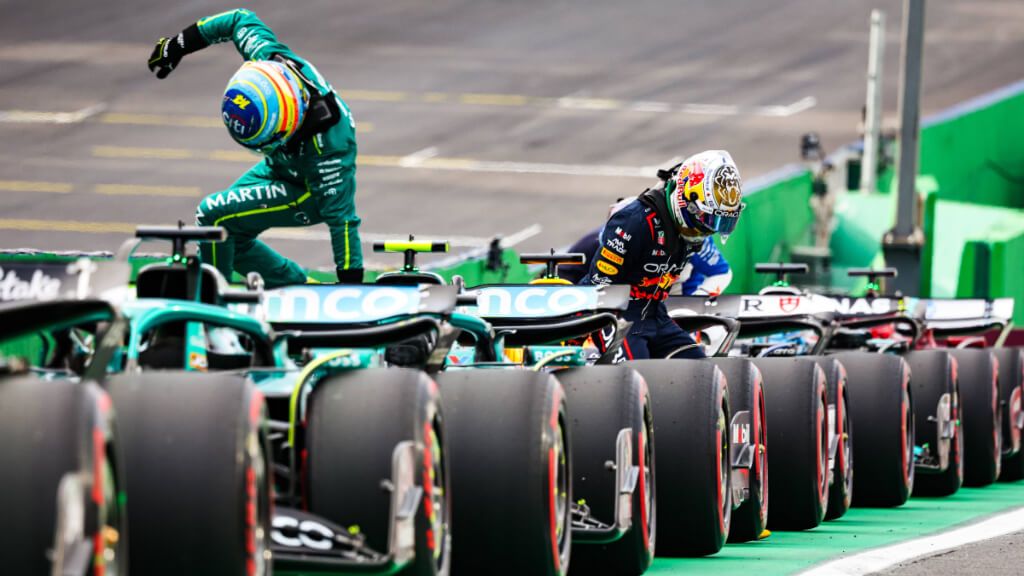 Fernando Alonso y Max Verstappen al finalizar el GP de Brasil (Cordon Press)