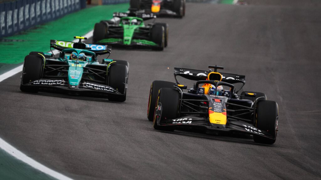 Fernando Alonso y Max Verstappen luchando en el GP de Brasil (Cordon Press)