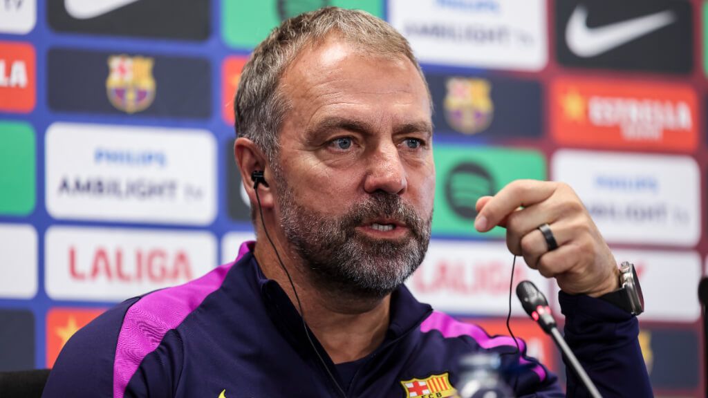 Hansi Flick hablando en rueda de prensa (Europ Press)