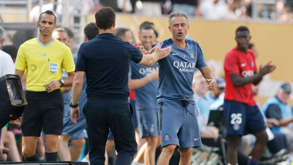  Luis Enrique y Xabi Alonso se saludan en el Real Madrid-PSG del Mundial de CLubes (foto: Cordon Pre