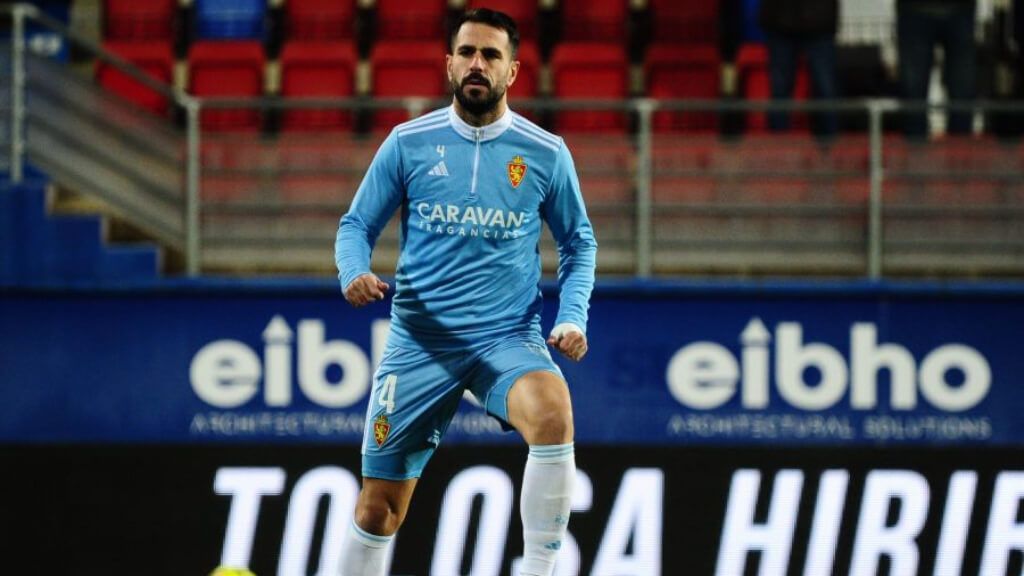 Pablo Insúa no pudo completar el partido del Eibar - Zaragoza (foto: LALIGA).
