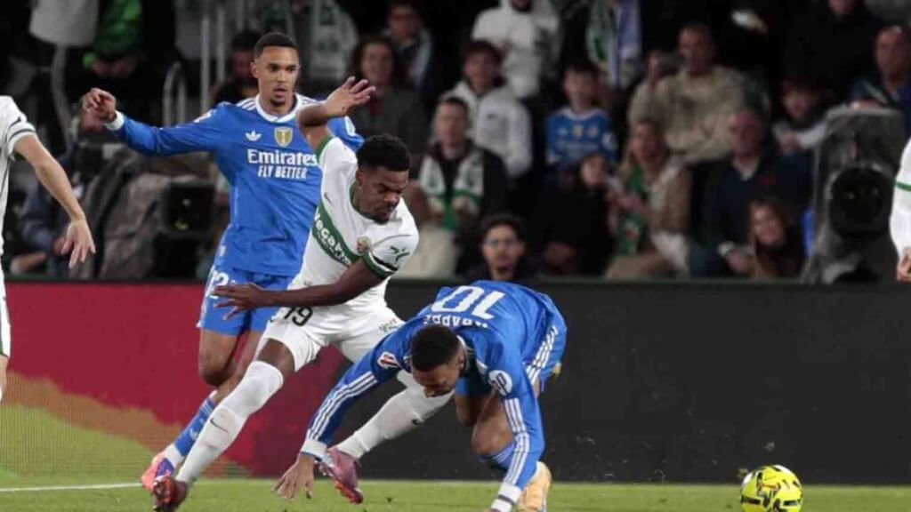  Diangana pelea el balón con Mbappé durante el Elche - Real Madrid (foto: LALIGA).