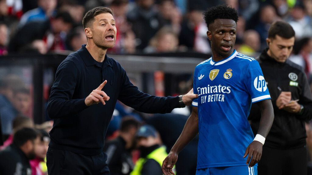  Xabi Alonso, junto a Vinicius en un partido del Real Madrid