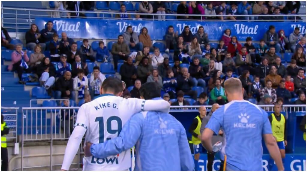  Kike García se marcha ovacionado en Mendizorrotza tras lesionarse. (Movistar)