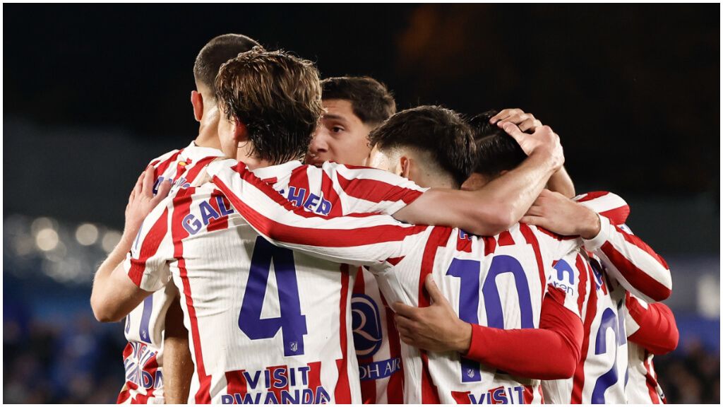  El Atleti celebra la victoria en el Coliseum. (EFE)