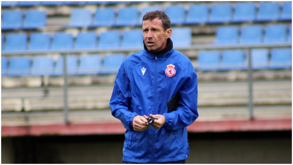  Cuco Ziganda, entrenador de la Cultural Leonesa. (@CyDLeonesa)