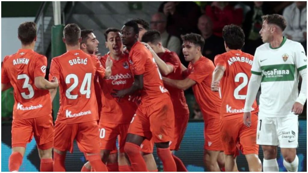  La Real celebra el gol de penalti de Oyarzabal ante el Elche. (LaLiga)