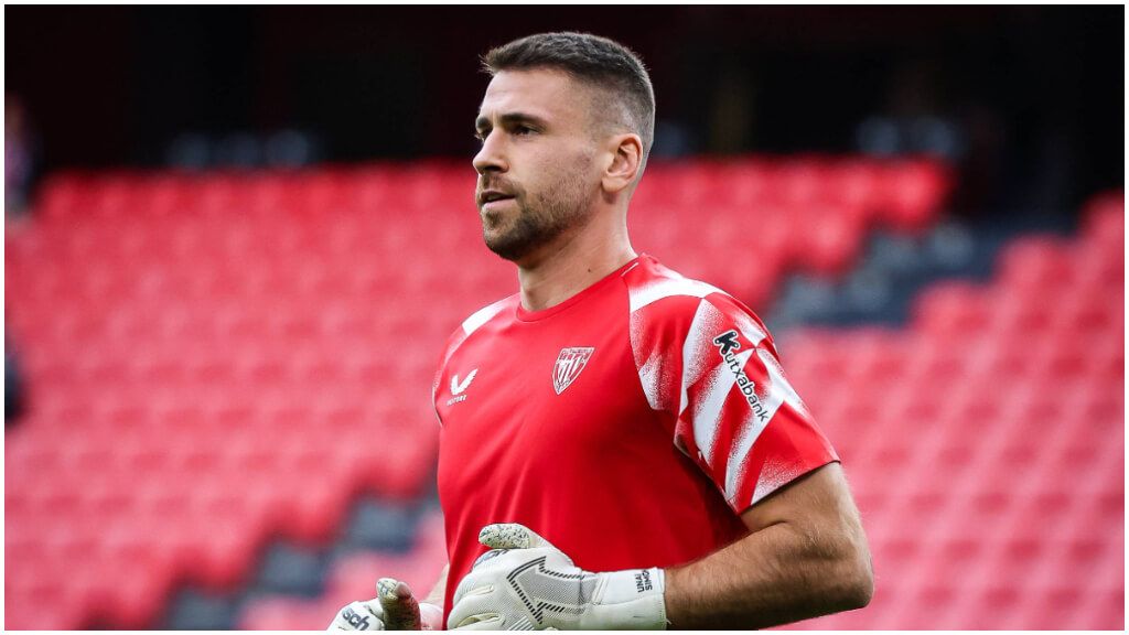  El meta alavés Unai Simón, calentando en San Mamés con el Athletic Club.