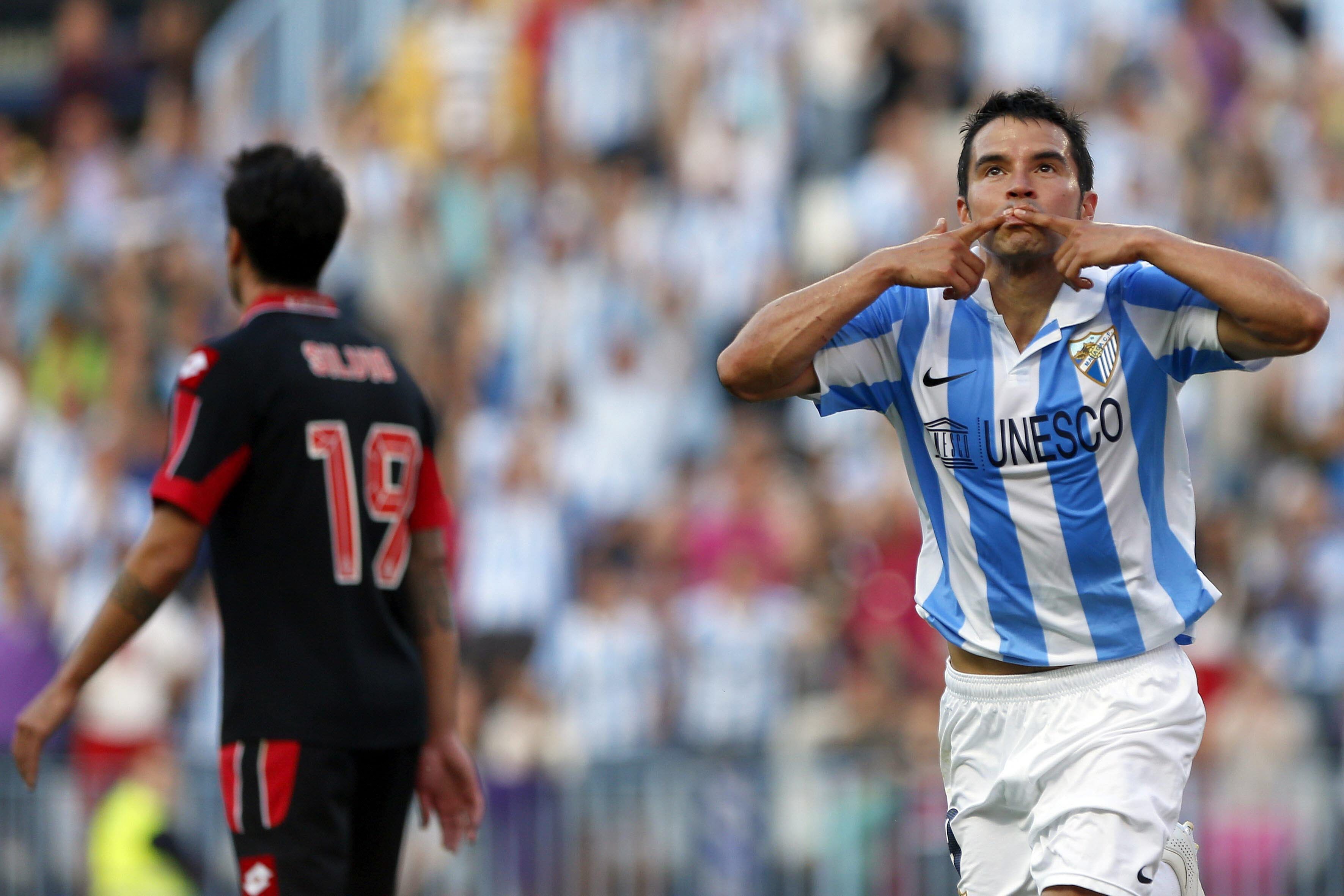  Saviola, celebrando un gol con el Málaga.